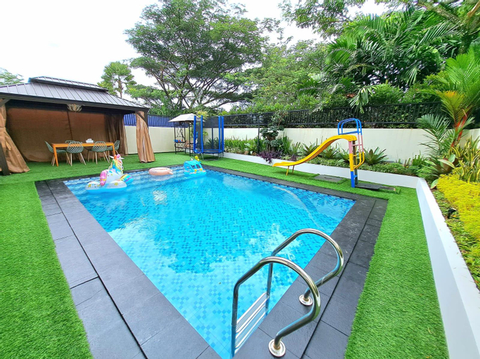Pet-Friendly 5BR Villa Private Pool Luxurious, Bogor
