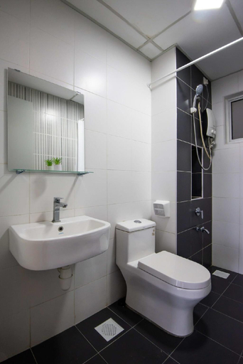 Bathroom, Bright & Modern 3BR Suite, FREE Parking, Johor Bahru
