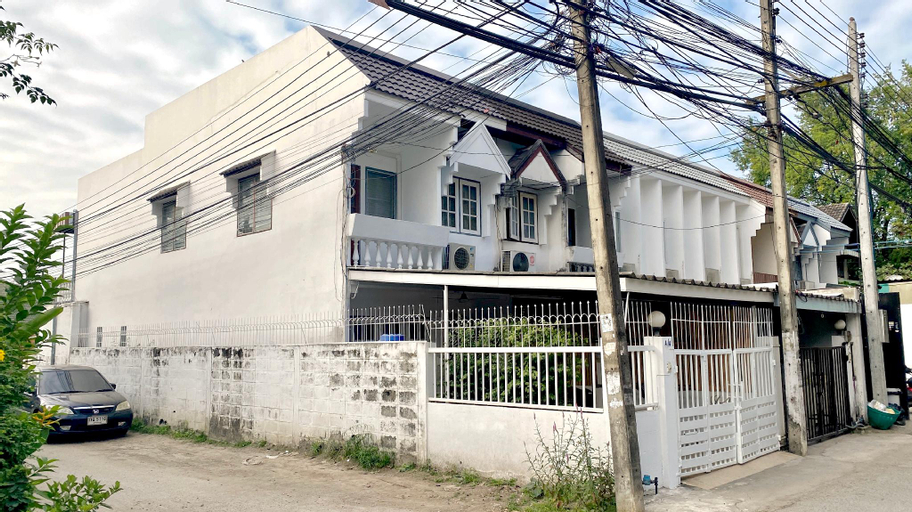 Pause in CM, 2-bedroom villa for 4 people, excellent location between Old City and Nimman, can cook and do laundry, Muang Chiang Mai