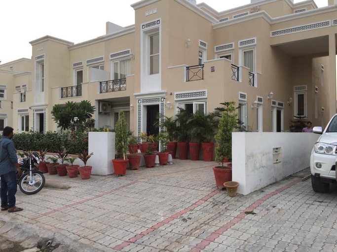 Exterior & Views