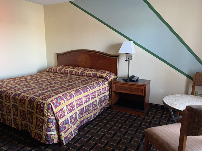 Bedroom 4, Best Inn, Columbia