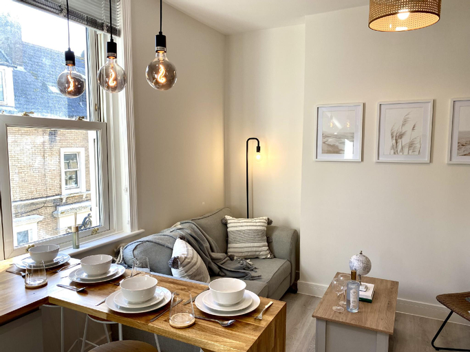 Others 5, Stunning Beach Themed 2 Bed Apartment, Bournemouth