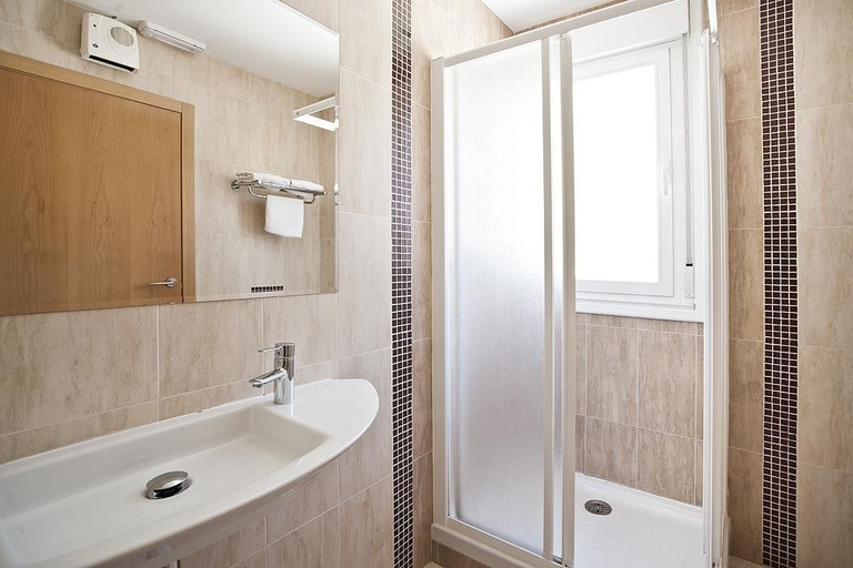 Bathroom 4, Hostal T4, Madrid