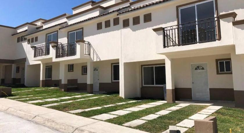 Walk to the Beach! 2 Bed Townhome with Pool & View, Tijuana