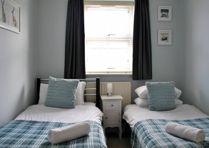 Bedroom 1, Garfield House 8, Slough