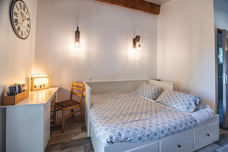 Bedroom 2, Studio de charme avec jardin à SUZE LA ROUSSE (26), Drôme