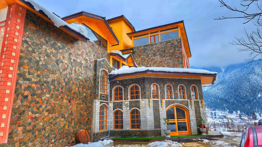 Exterior & Views