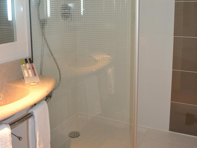 Bathroom 2, ibis Styles Lille Neuville en Ferrain, Nord