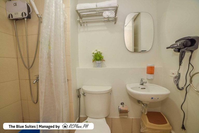 Bathroom 2, Pinesuites Tagaytay - Bluesuites w/ Netflix U523, Tagaytay City