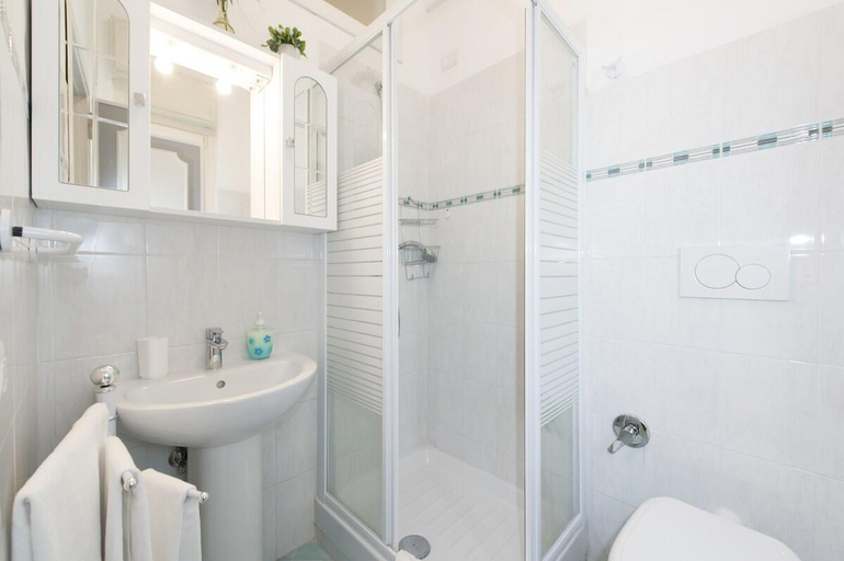 Bathroom 3, Gregory House, Roma