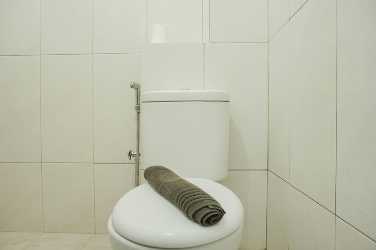Bathroom 5, Unique and Nice Studio Room The Nest Apartment By Travelio, Tangerang