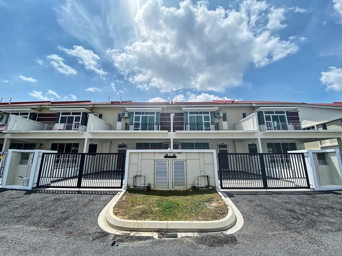 Desaru Home with KTV/BBQ/Netflix, Kota Tinggi