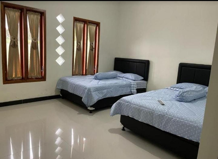 Bedroom 2, Family 8 pax 15 Minutes from Seruni Point, Probolinggo