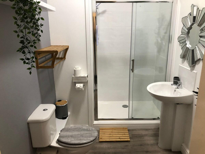 Bathroom, Bank Street Apartment 6, Blackpool