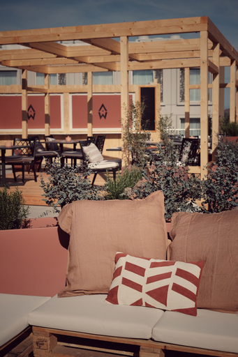 Exterior & Views 17