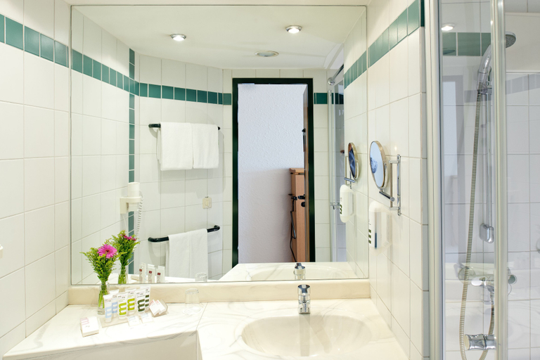Bathroom 5, Mercure Hotel Duesseldorf Ratingen, Mettmann