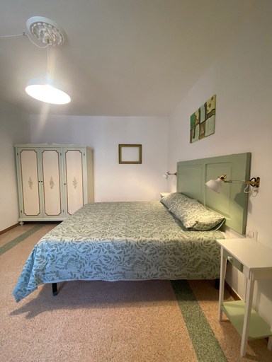 Bedroom 2, Racconti di pietra, Bari