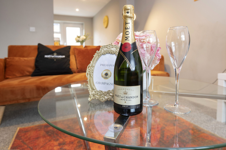 Food & Drinks 5, Champagne House - 3 Bedroom Townhouse, Darlington