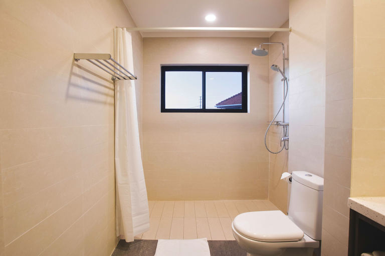 Bathroom 5, San Cristobal Boutique Hotel, Analamanga