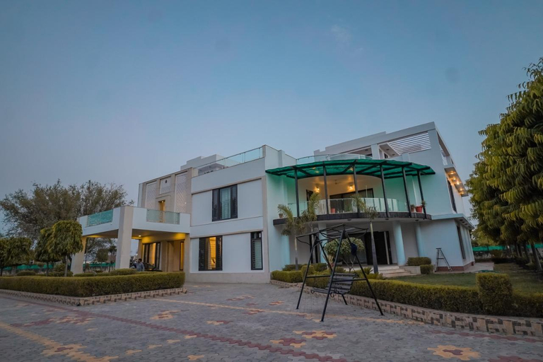 Exterior & Views