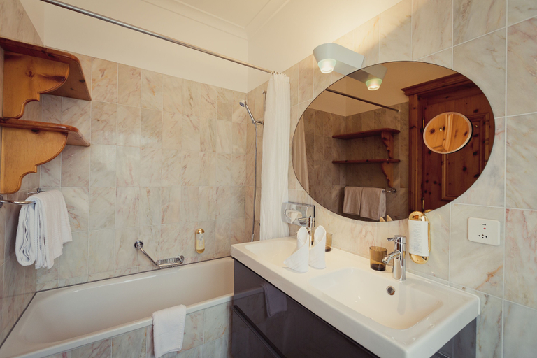 Bathroom 4, Nolda, Maloja