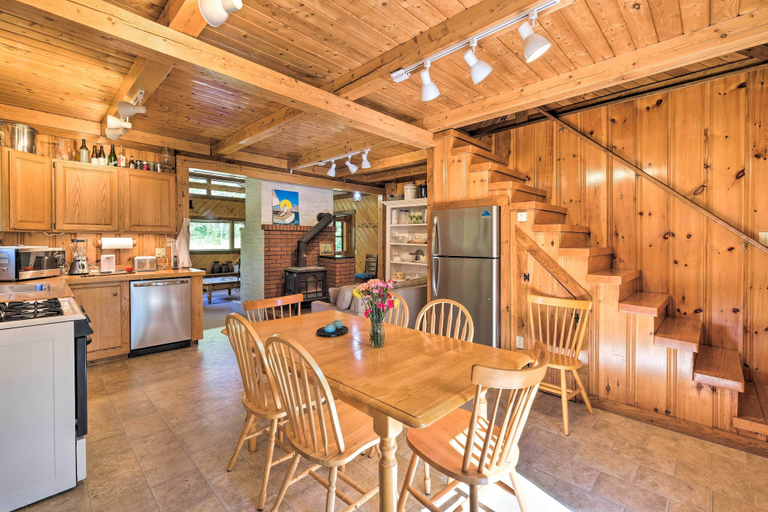 Food & Drinks, Boothbay Harbor Cabin w/ Spacious Deck & Yard!, Lincoln