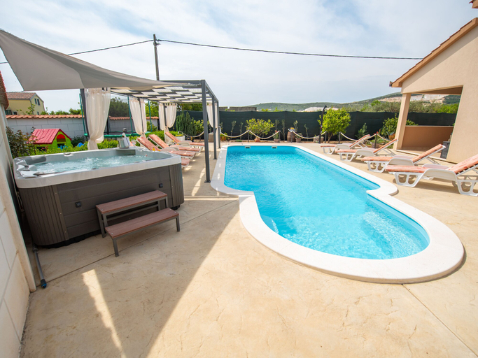 Sport & Beauty 4, Holiday Home near Trogir, Trogir