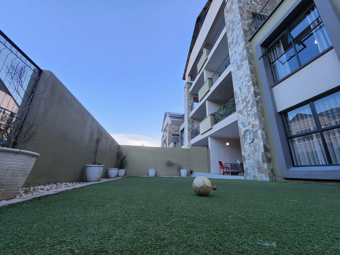 Exterior & Views, Modern 3-bed Garden Apartment in Waterfall, City of Johannesburg