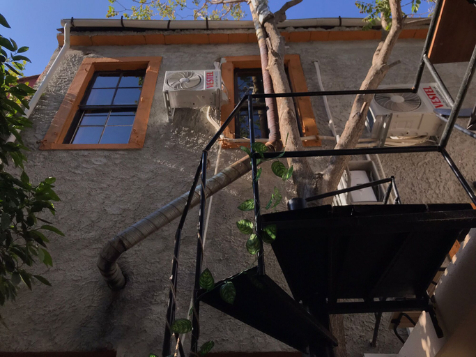 Others 5, Titan House Hostel, Konak