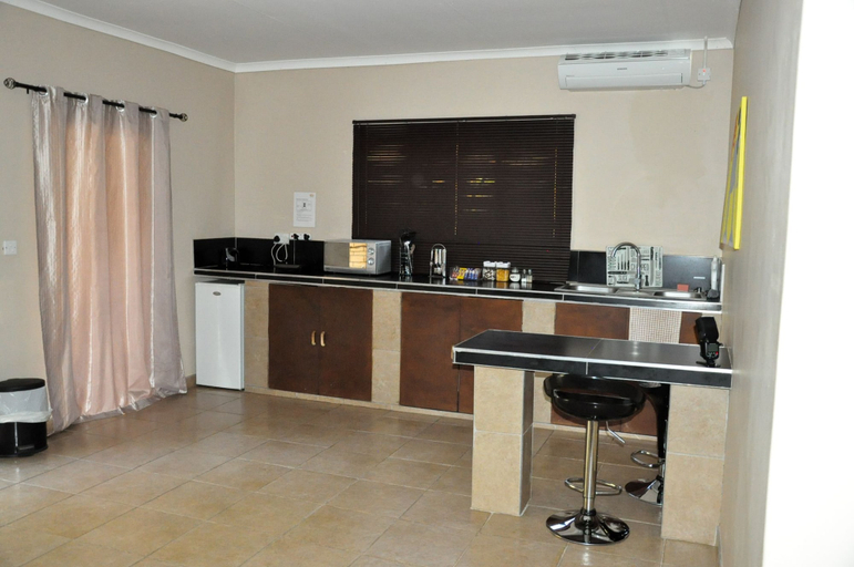 Others 5, Tuuthebe Lodge, Lethlakane