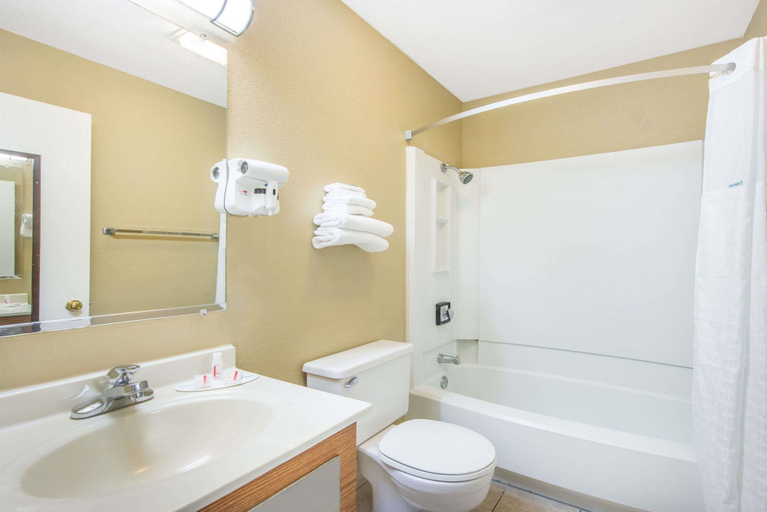 Bathroom 4, Super 8 by Wyndham Sikeston/Miner Area, Scott