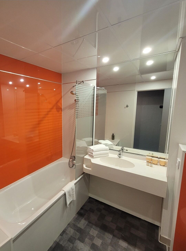 Bathroom 3, Kyriad Direct Lyon Nord - Dardilly, Rhône