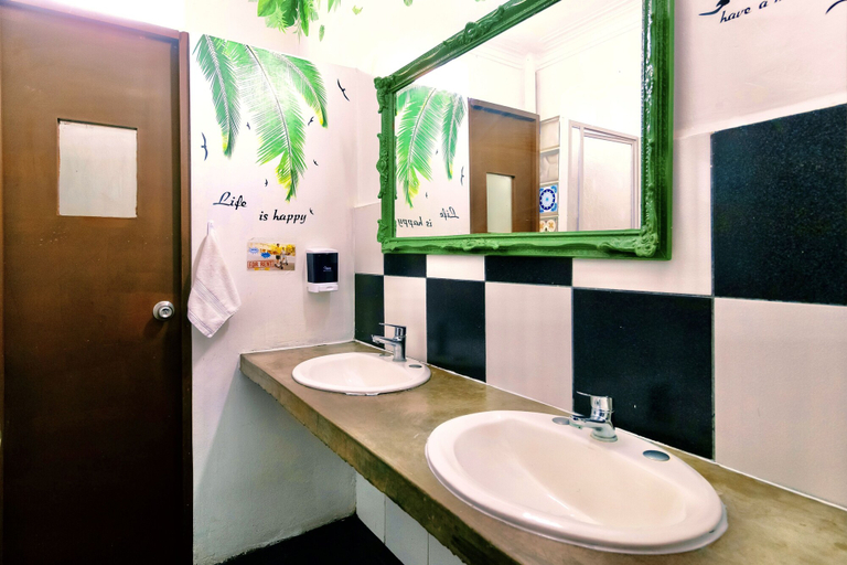 Bathroom 5, The Secret Garden Hostel, Lima