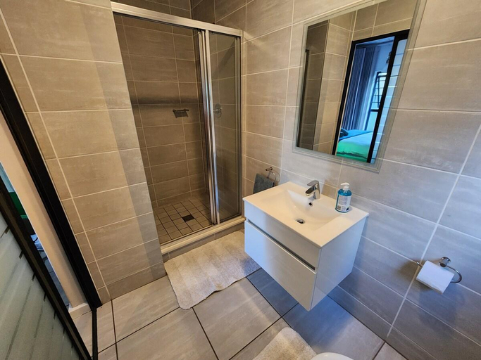 Bathroom 3, Modern 3-bed Garden Apartment in Waterfall, City of Johannesburg