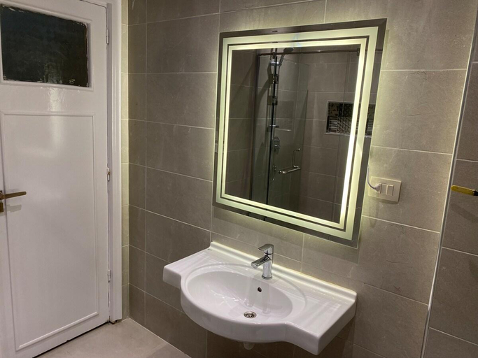 Bathroom 3, Nile View Apartment in Zamalek Stays, Al-'Ajuzah