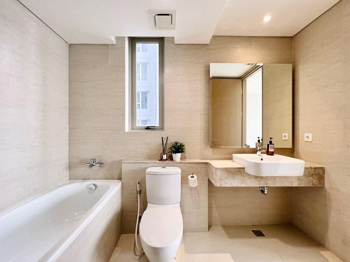 Bathroom 3, Sunny Seaview 3 BR Condo at PIK, Jakarta Utara