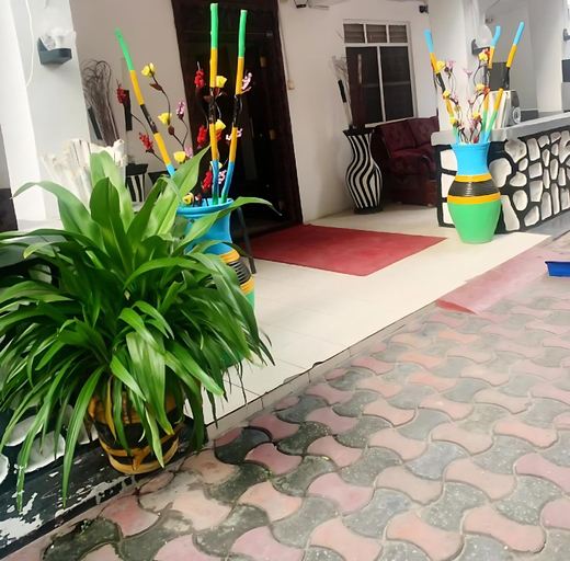 Others, 9 Dollar hotel, Mjini