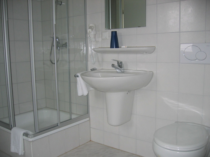 Bathroom 5, Airport Hotel Filderpost, Stuttgart