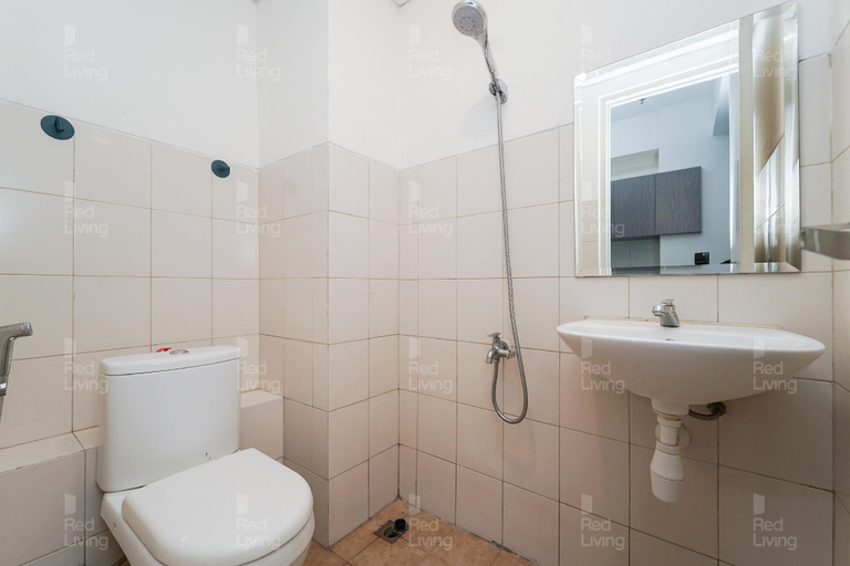 Bathroom, RedLiving Apartemen Riverview Residence - Alima View Tower Mahakam, Cikarang