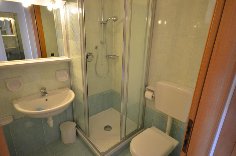 Bathroom 4, Super Villaggio Planetarium Resort 1 Bedroom Apartment sleeps 4, Venezia