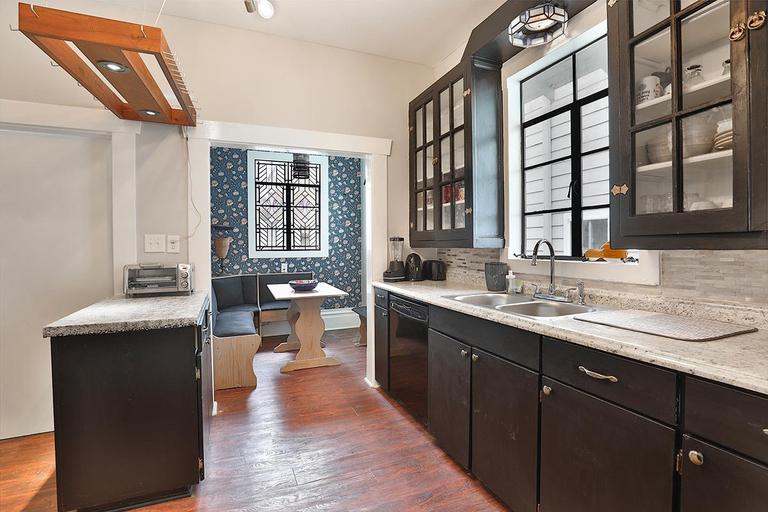 2, Rustic and Spacious 2 bedroom Home with Yard, Houston