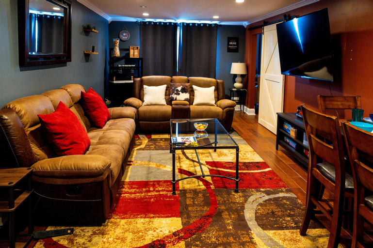 DTWN 2 Bed Condo with King Bed and Gym, Fulton