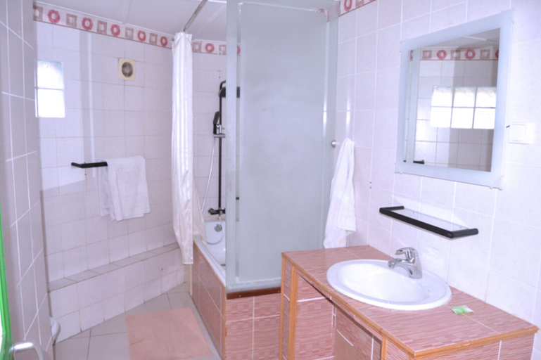 Bathroom 4, Le Patio, Komo-Mondah