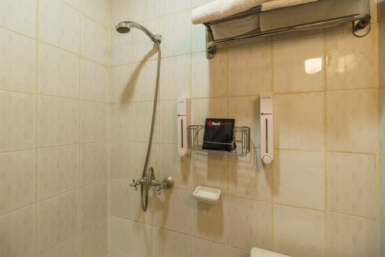 Bathroom 4, RedDoorz @ Jalan Jaksa, Central Jakarta