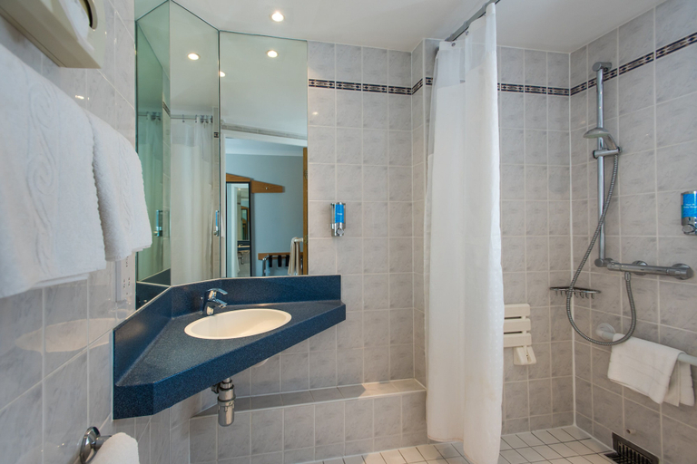 Bathroom 4, Holiday Inn Express GLASGOW - CITY CTR RIVERSIDE by IHG, Glasgow