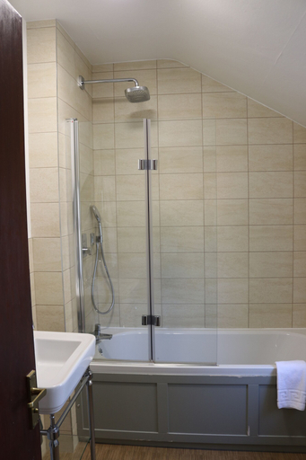 Bathroom 3, Tower Hotel, Lincolnshire