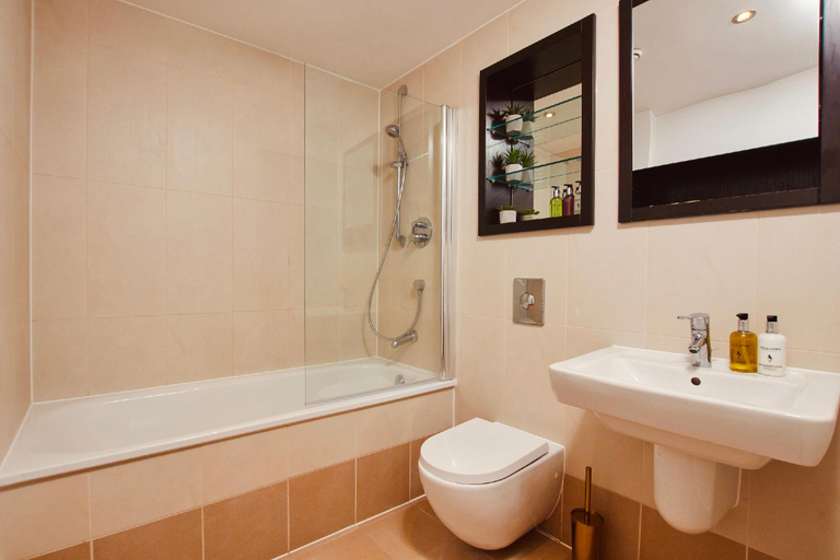 Bathroom, King Deluxe City Apt Large Balcony& Free Parking!, Leeds