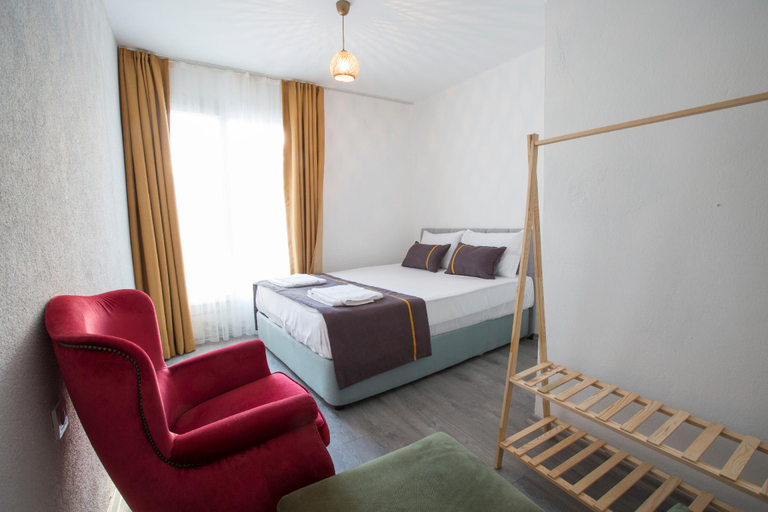 Others 2, Surla Otel, Urla