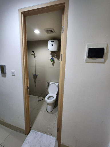 Bathroom, Raden Room at Apartemen Treepark BSD, South Tangerang
