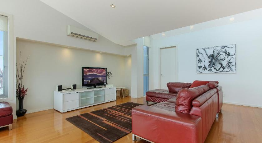 Others 5, Nautilus, E. Gippsland - Bairnsdale